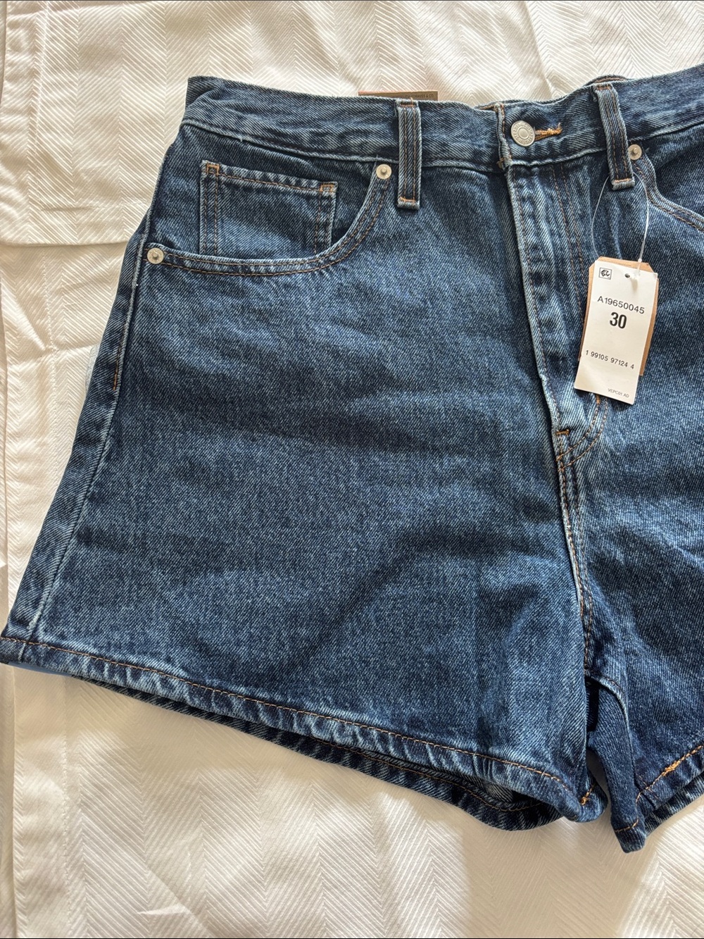 NEW Levi's High-Waisted Mom Denim Jean Shorts Sz 30 / 10 - Picture 3 of 7